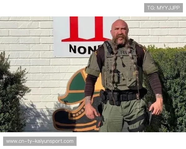 UFC裁判意外陷入激烈缠斗，现场震惊全场！